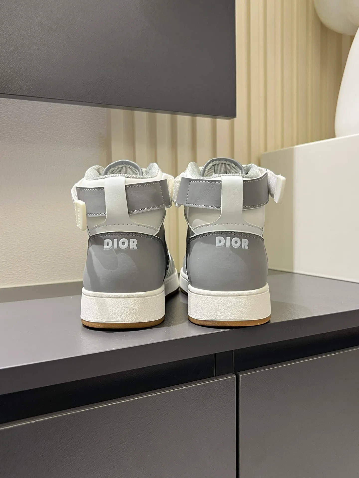 Men's shoes 💰p460 "Dio*" mid-top B27 casual sneakers. This B27 high-top sneaker is a new product in the series and continues Di*r's classic style. Crafted from gray and white smooth calf leather with beige and black Oblique print panels on the sides. The "CD Icon" shaped shoelace eyelets are clever and delicate, and the two-color rubber sole, rear collar and heel are all equipped with the brand's iconic details to enhance the style. Oblique printed straps at the ankle allow for an adjustable fit to complement the overall design. Fashionable and versatile, it can complement any look. Create an exquisite design with unique dynamic vitality and modern atmosphere, presented in low-top and high-top styles. This new must-have shoe adds a new dimension to Dior's archive heritage, embodying modern elegance. Purchase the original version and make it 1:1. If you need top quality, please come to me! Male 38-44!